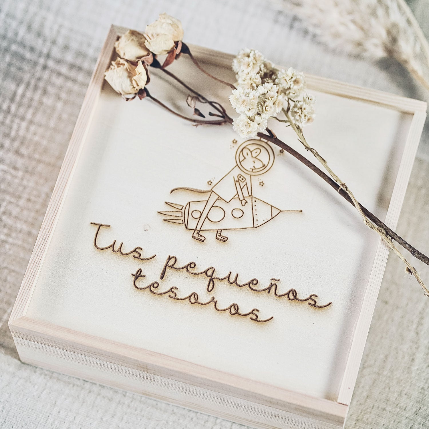 Kit caja de regalo chica para bebé con sonajero y disco "Hola Mundo" de regalo
