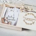 Cargar la imagen en la vista de la galería, Kit caja de regalo chica para bebé con sonajero y disco "Hola Mundo" de regalo
