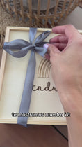Reproducir el video en la vista de la galería, Kit caja de regalo chica para bebé con sonajero y disco "Hola Mundo" de regalo